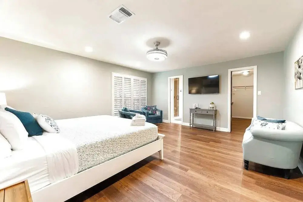 Luxury on Lake LBJ With Hot Tub Firepit & Boat Slip