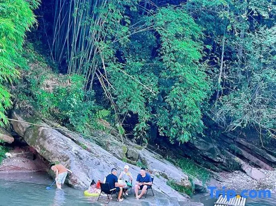 Qingcheng Mountain Yujian Forest Private Soup Homestay