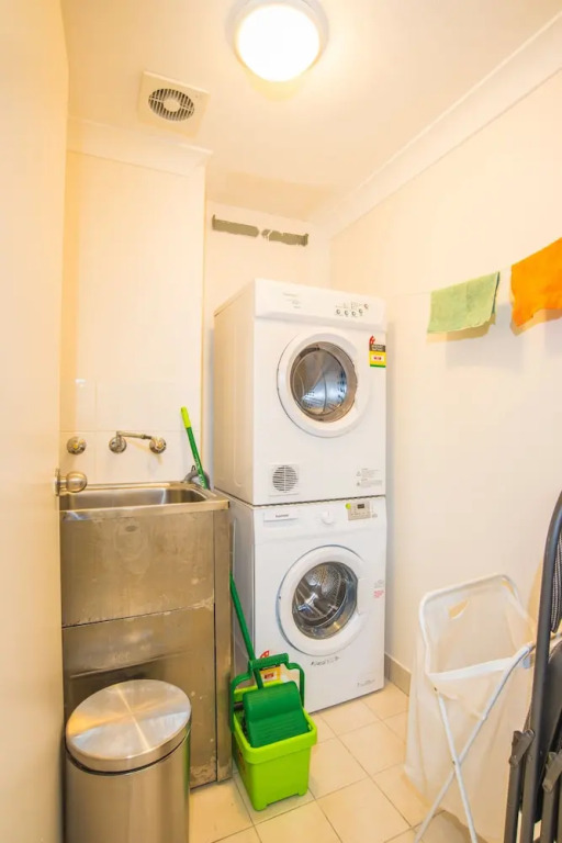 Convenient Rockdale Apartment Next To Station & Beach
