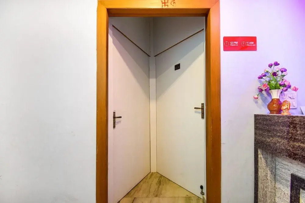 Crown Inn by OYO Rooms