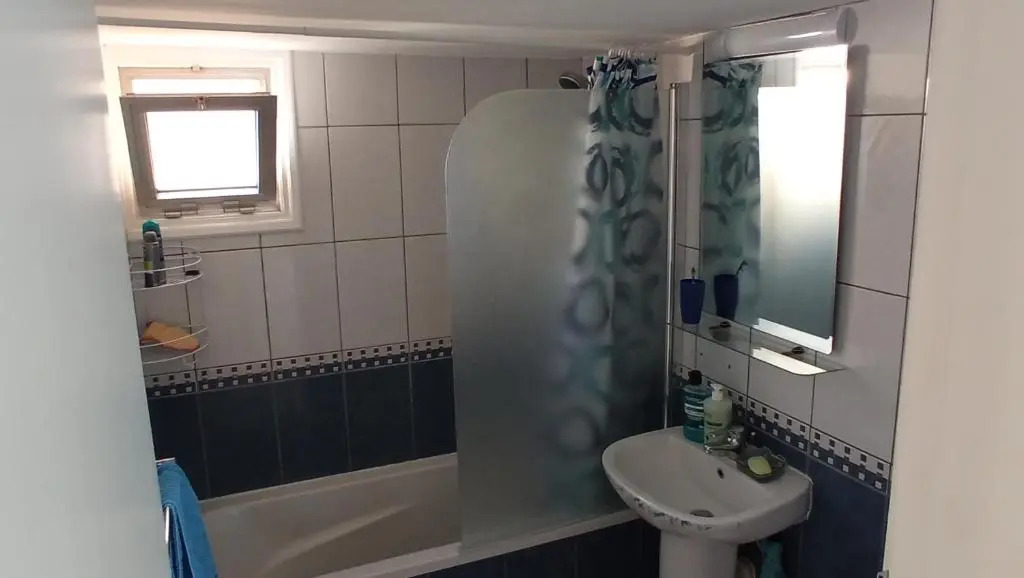 5 min to the Beach Holiday Shared Apartment incl NETFLIX - private ROOM in 3 bdr Apt