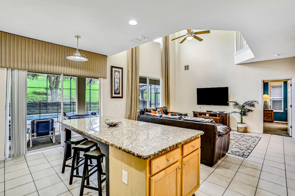 Charming Home With Pool, Pool Spa, Lanai, Central AC, & Washer/dryer
