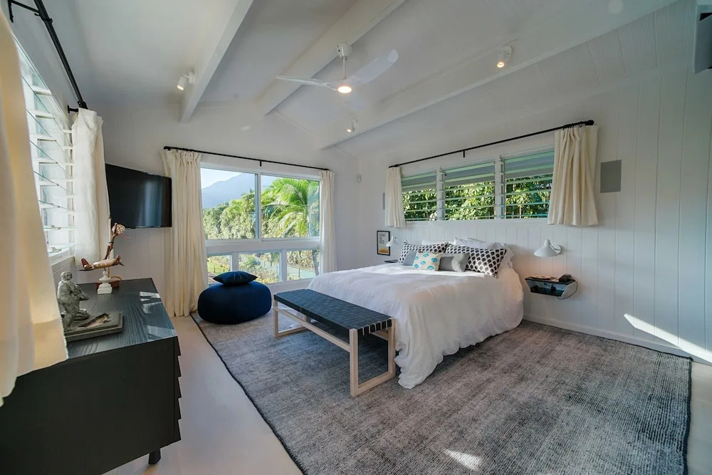 Hanalei Beachfront 3 Bedroom Home by RedAwning