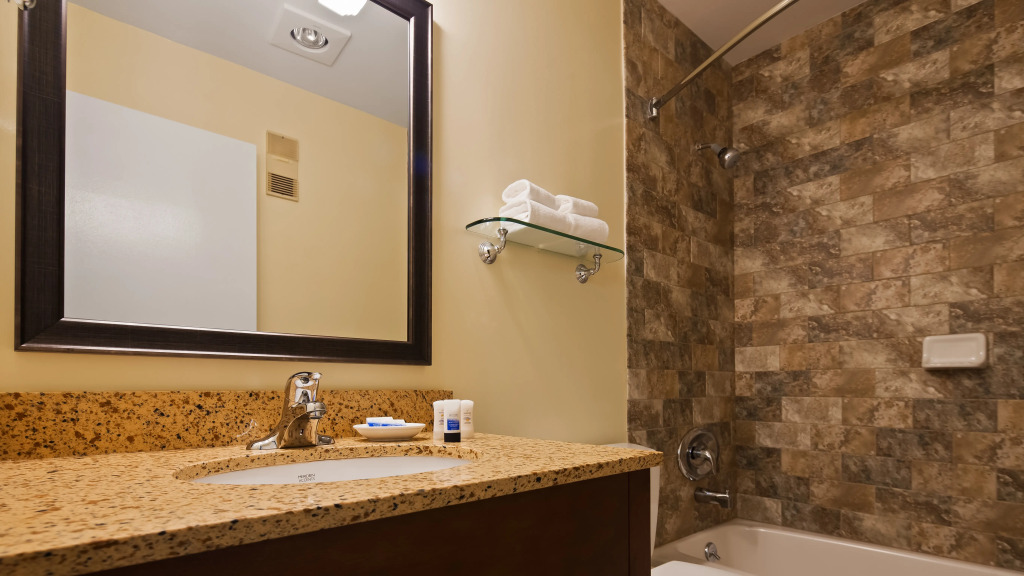 Best Western Plus Windjammer Inn & Conference Center