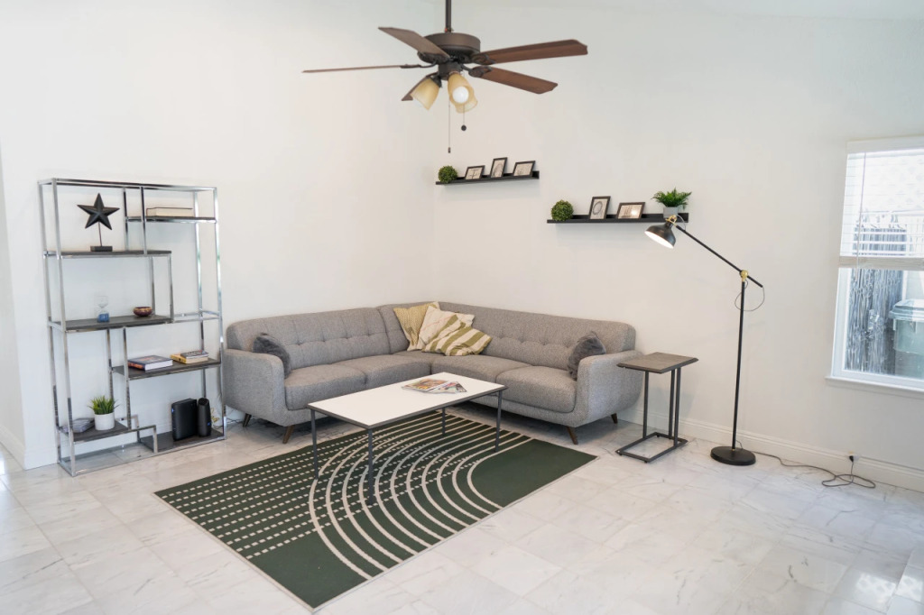 SPACIOUS 4-BEDROOM HOME WITH LARGE YARD AND GARAGE NEAR KNOTT'S BERRY FARM (p67)