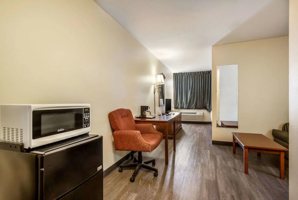 Econo Lodge Inn & Suites Fairview Heights St Louis