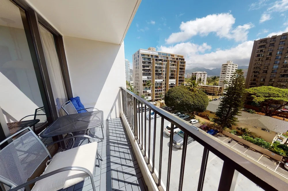 Deluxe Condo Near Waikiki Beach - Free Parking