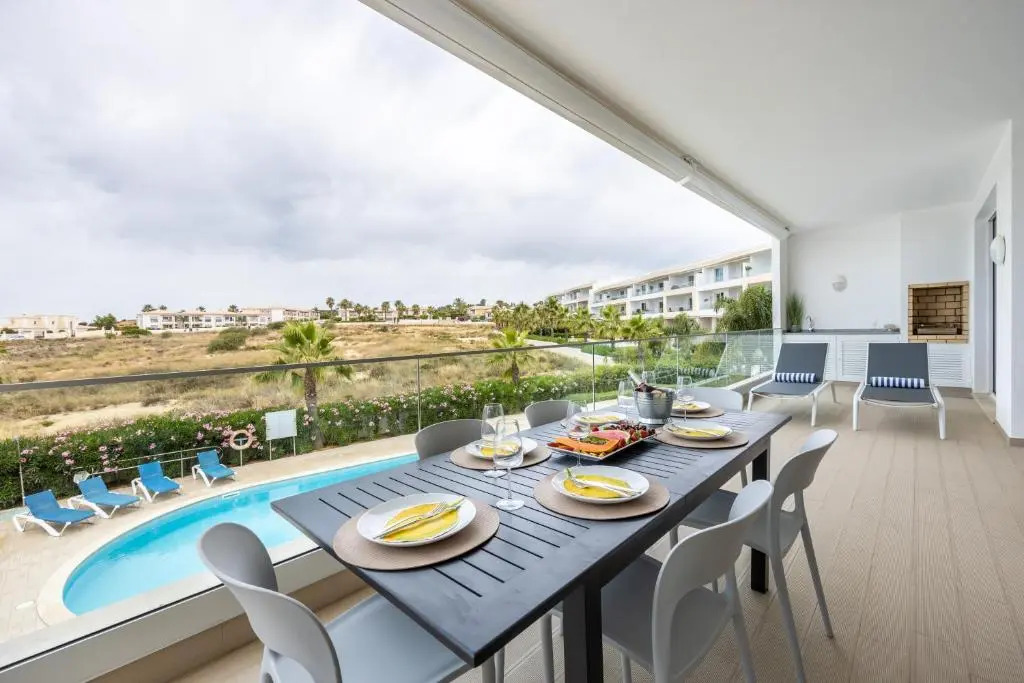 CoolHouses Algarve Lagos, 3 Bed modern Flat, outdoor, Indoor pools and SPA, Amor à Vida