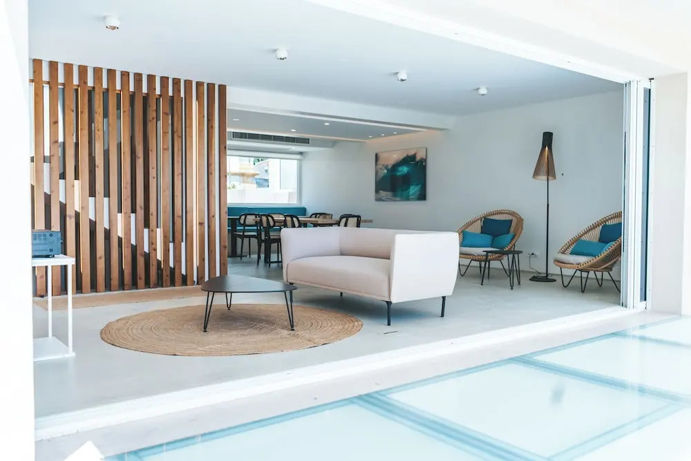 Silveira Bay Lounge Retreat