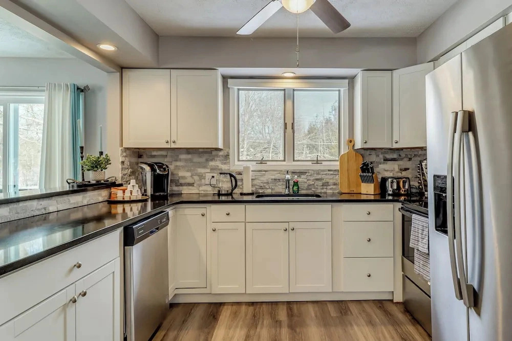 Contemporary House in Lakeside Community! Poconos