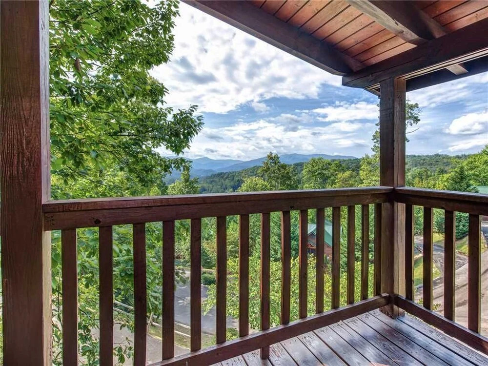 Komfy Kozy 3 Bedroom Home with Hot Tub