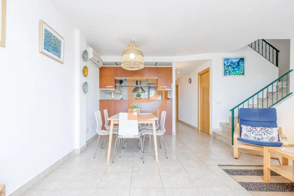 Beautiful apartment for 6 people with pool, parking and wifi - 10 minutes from the beach