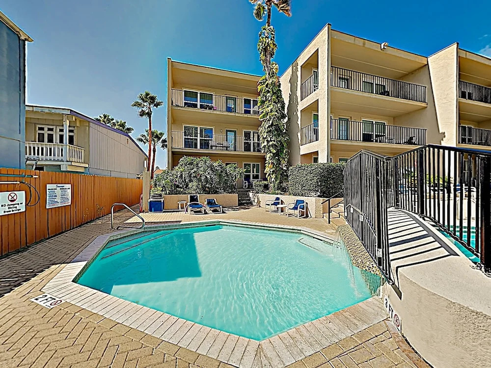 New Listing! Isle Gem: Pools, Spa - 2 Mins to Sand condo