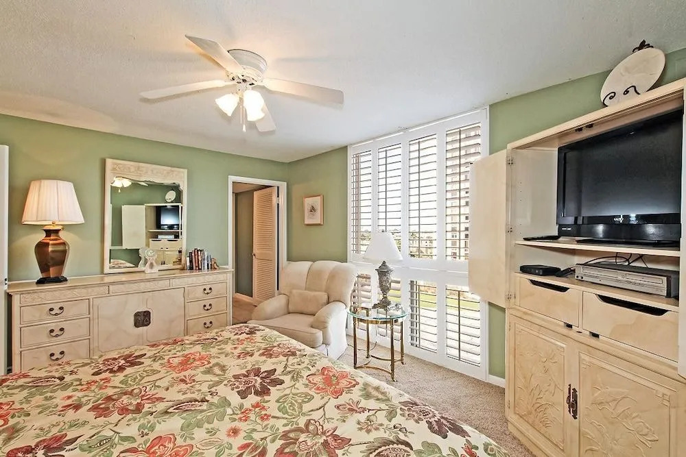 Shoreline 2051 Condo by RedAwning