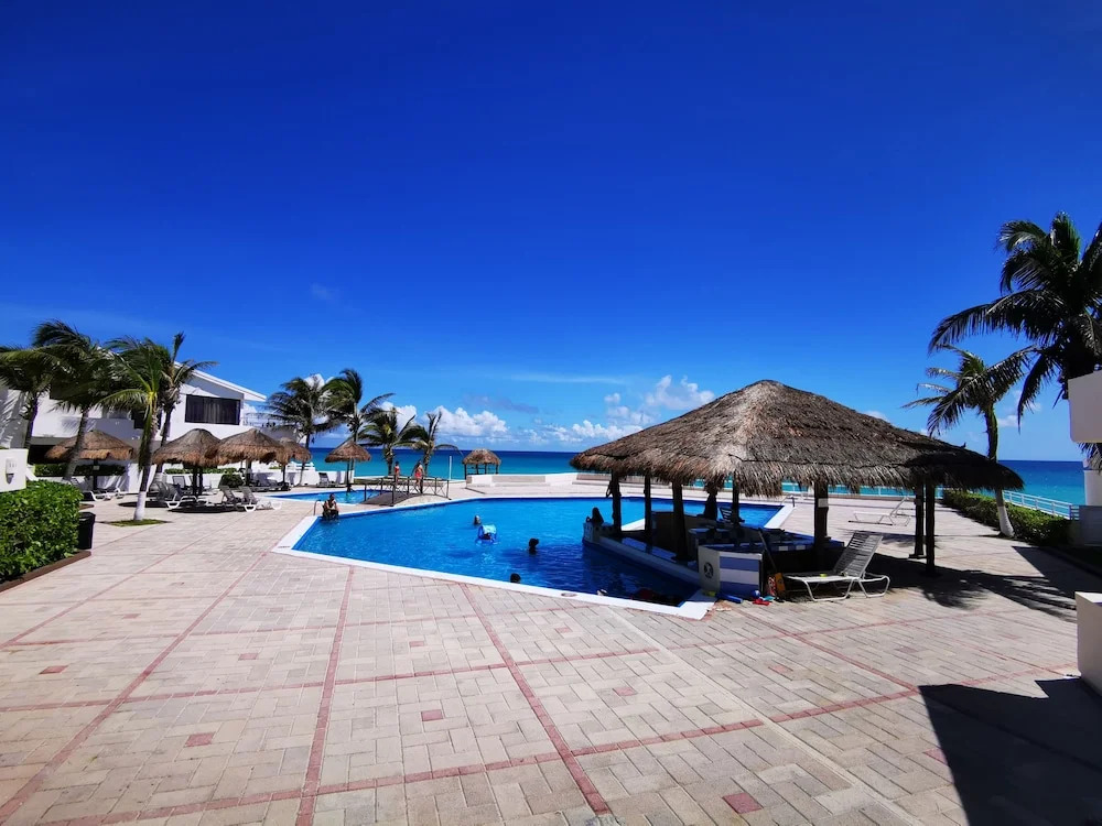 Brisas Beachfront Studios in Hotel Zone
