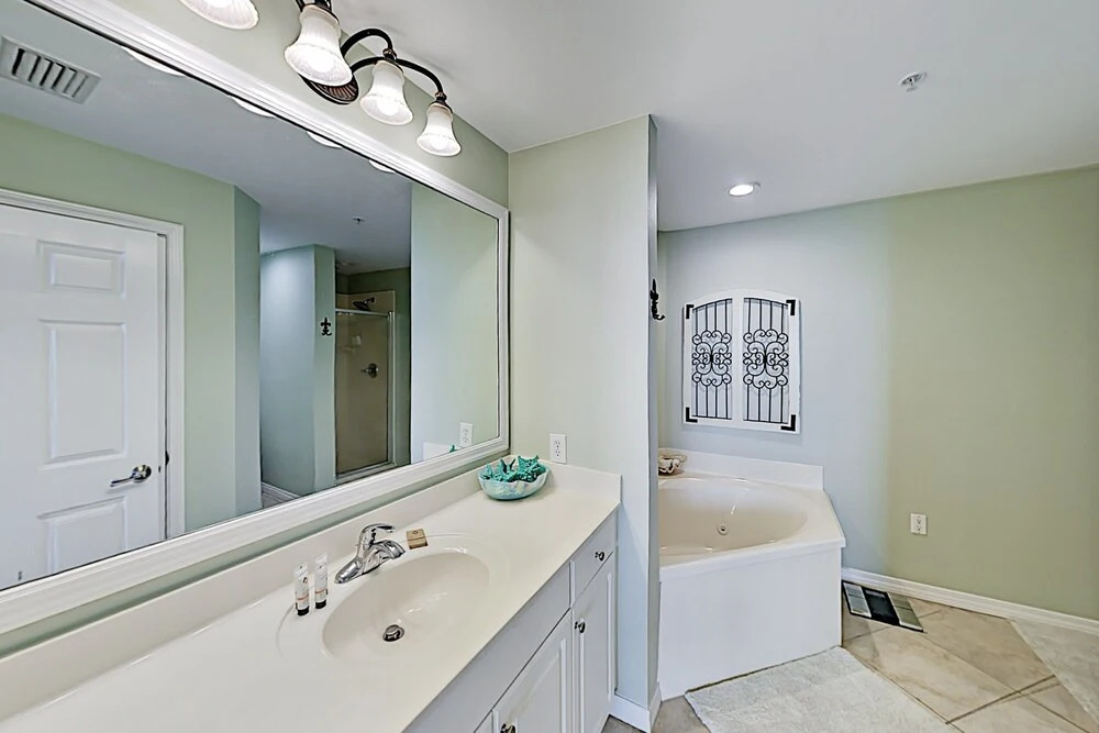 Stylish Bay-view Getaway W/ Pools, Hot Tub & Dock 3 Bedroom Condo