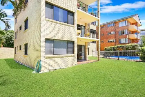 Golden Shores Unit 1, 21 Landsborough Parade