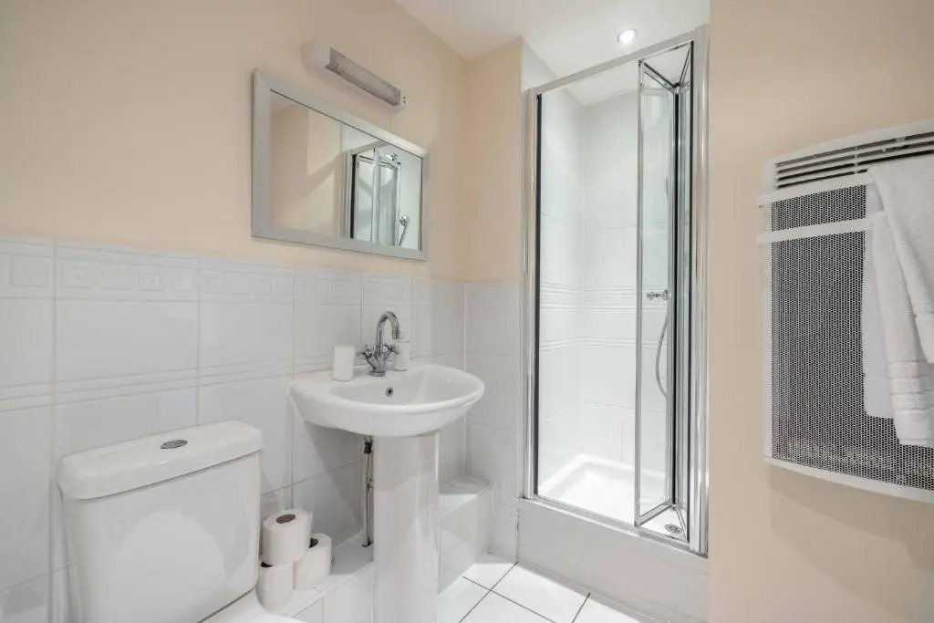 Cosy 2 Bed 2 Bath Central Windsor & Parking