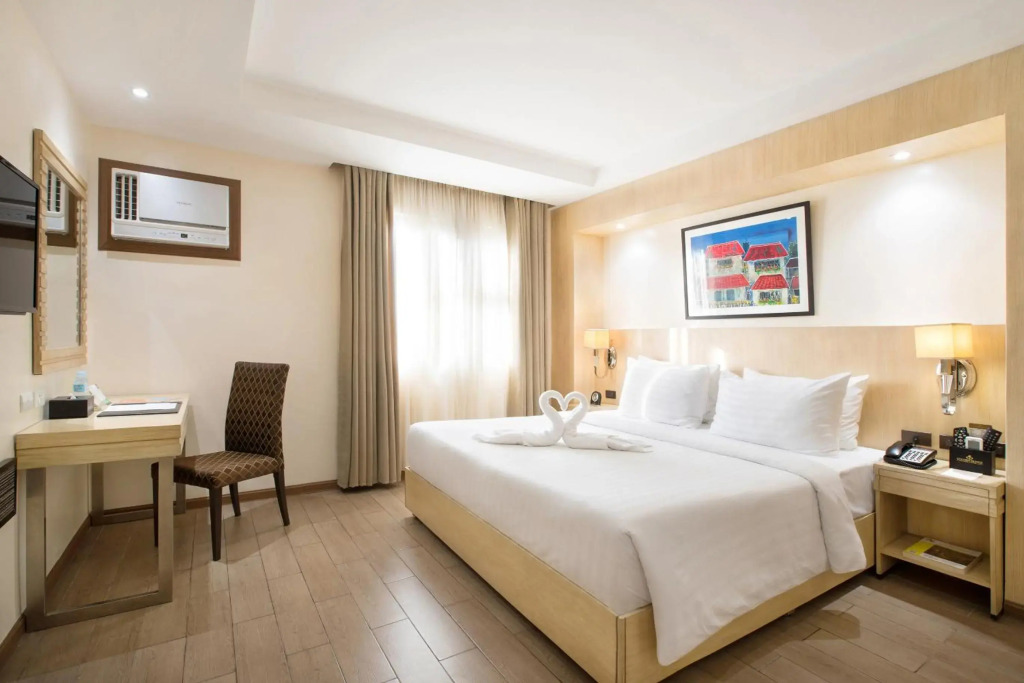 Golden Prince Hotel & Suites