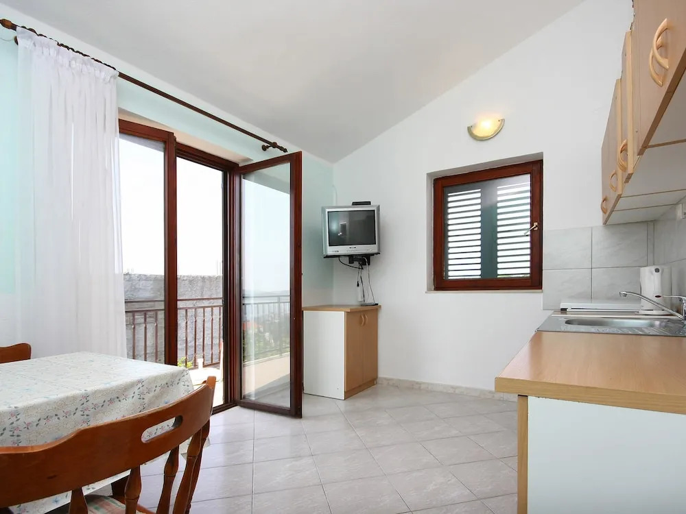 Apartments Pleadin / New Renovated one Bedroom A2