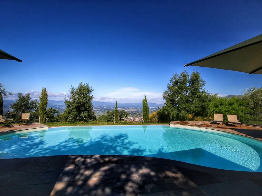 Modern Holiday Home in Loro Ciuffenna with Pool