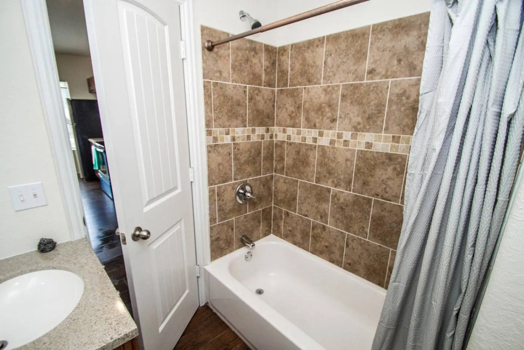 Cozy Remodeled 2br/2ba Near Downtown Sleeps 8