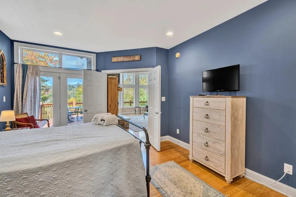 Osprey Cove - Custom Lakefront Home With 2-story Dock, Wifi, Game Room and Fireplace