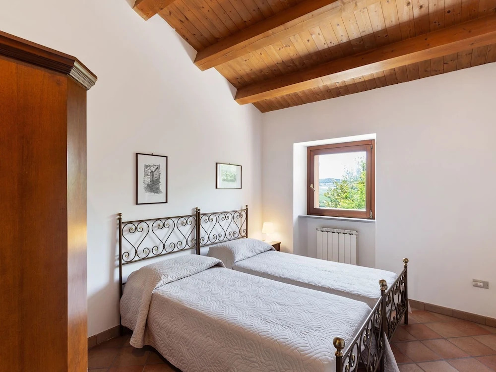 Delightful Villa in Varano with Fireplace