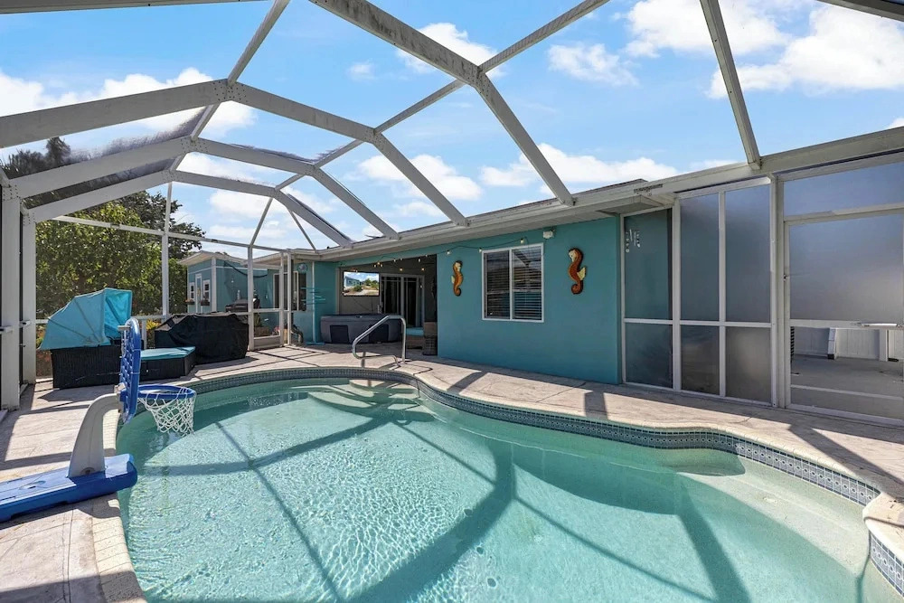 Heated Pool & Boat Dock! Port Charlotte Getaway