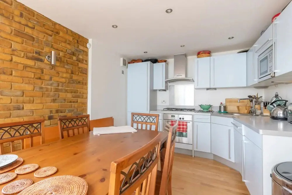 Spacious 2 Bedroom Apartment in Converted Warehouse in Brixton