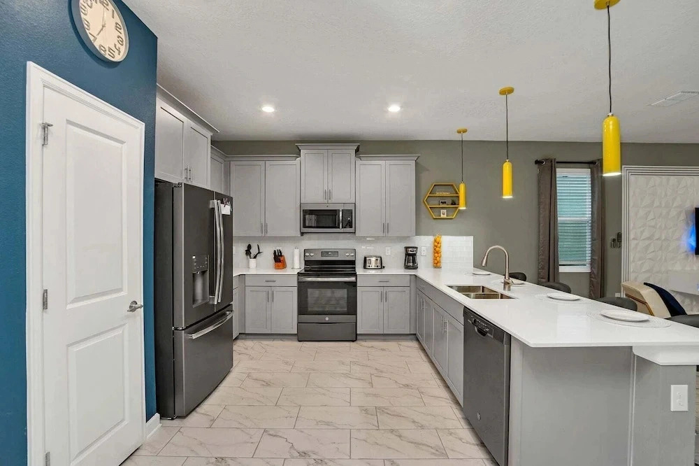 Disney Decorated Home 8min to Disneyworld Pool/spa Sleeps 22 104
