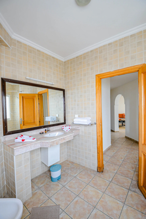 Intouriste Hotel & Suites
