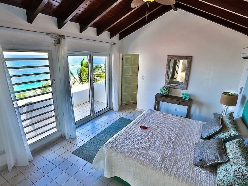 Beachfront Villa FantaSea