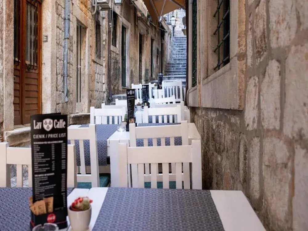 Lav Hostel & Café