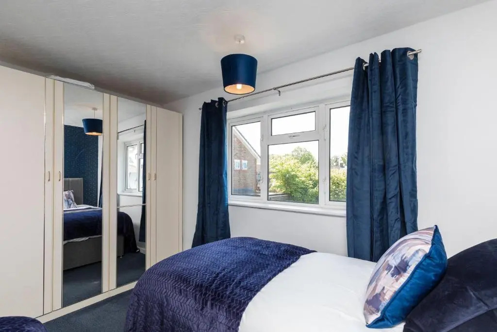 Findon House Spacious 3 bedroom, contractor, relocations friendly,10mins from GATWICK Airport, free parking, WIFI, garden, CRAWLEY