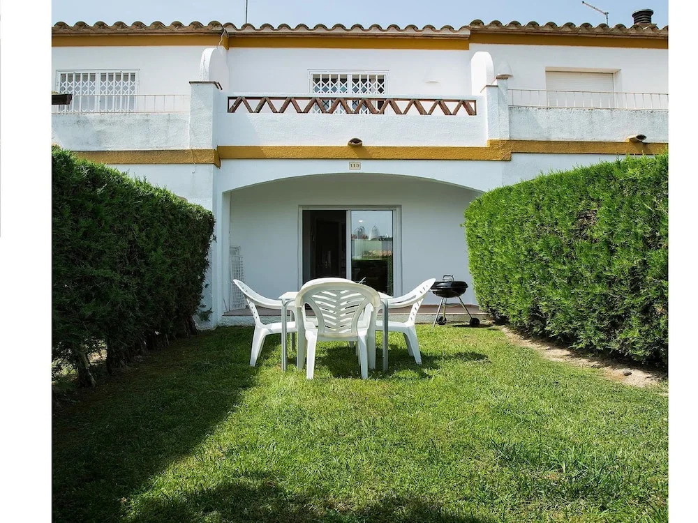 Spacious Holiday Home in Torroella de Montgrí With Swimming Pool