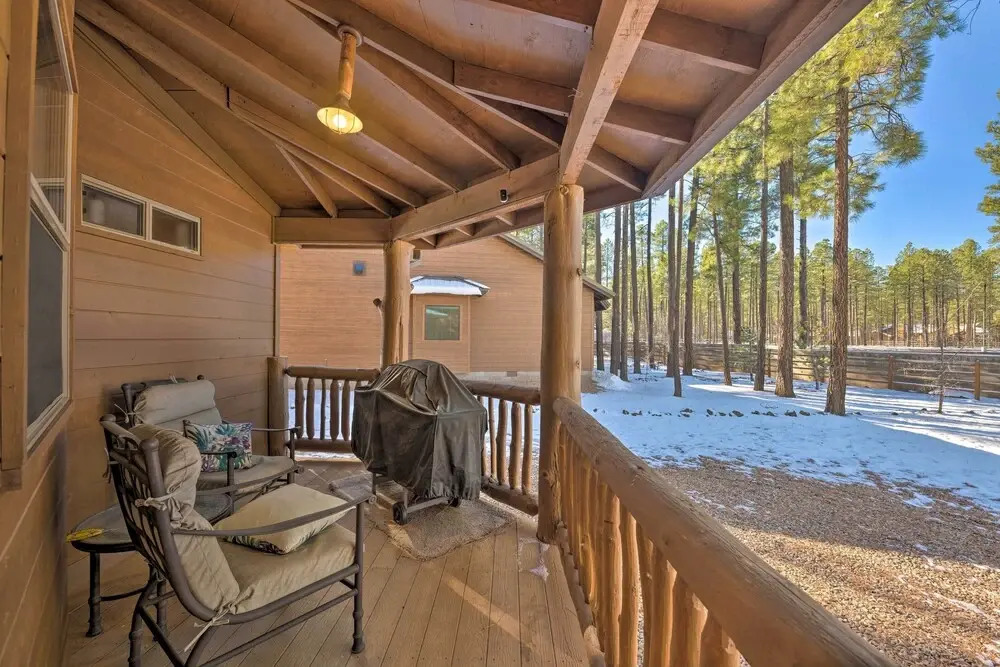 Spacious Pinetop Country Club Cabin w/ Deck!