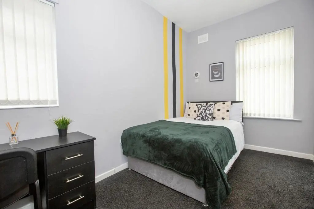Entire 5 Bed House - Weekly Discounts - By Centre