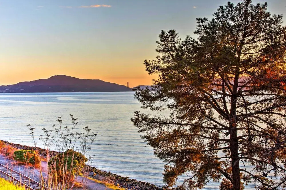 Walk to Keller Beach: Waterfront Studio w/ Hot Tub