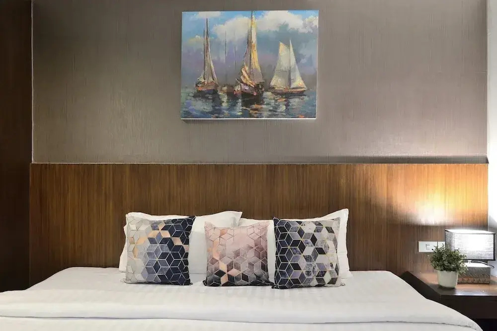 Tori crown hotel