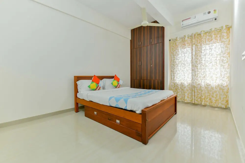 OYO 18602 Home Spacious Stay Near Lulu Mall