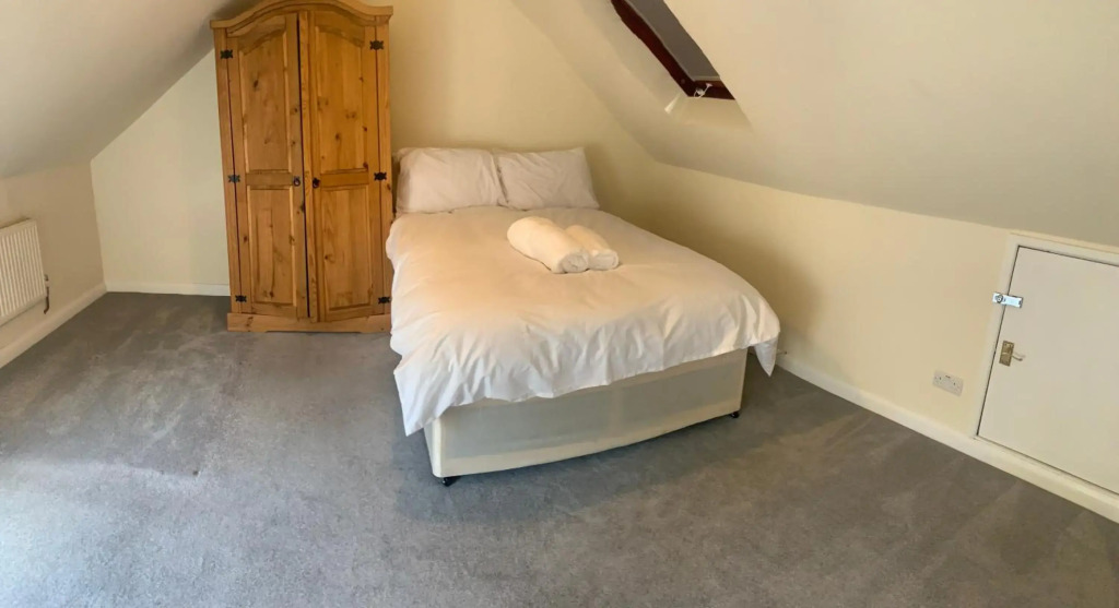 Beautiful 6 Bedroom with spacious Lounge & Rooms Free parking