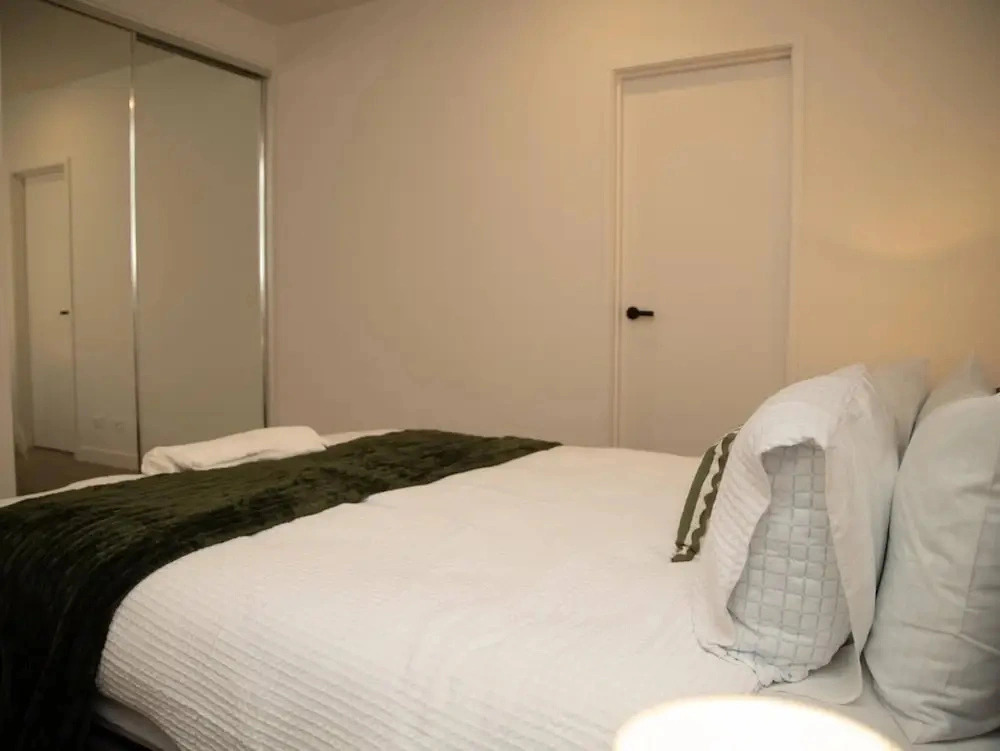 Clayton Luxe Retreat- Elegant 2 BDR With Balcony