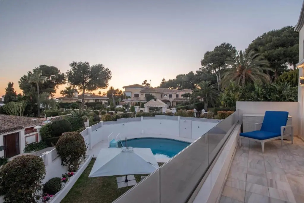 Villa encantadora junto a la playa en Los Monteros con seguridad 24 horas