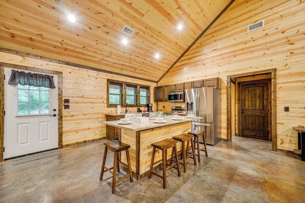 Broken Bow Cabin w/ Private Hot Tub: 14 Mi to Lake