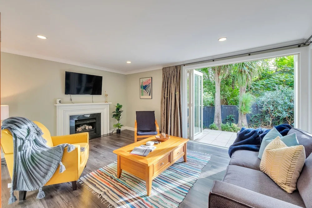 Castor Bay Home near Albany Sleeps 9
