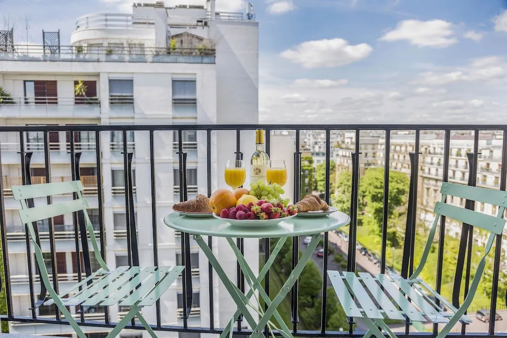 EUROPEA Eiffel Tower View Residence