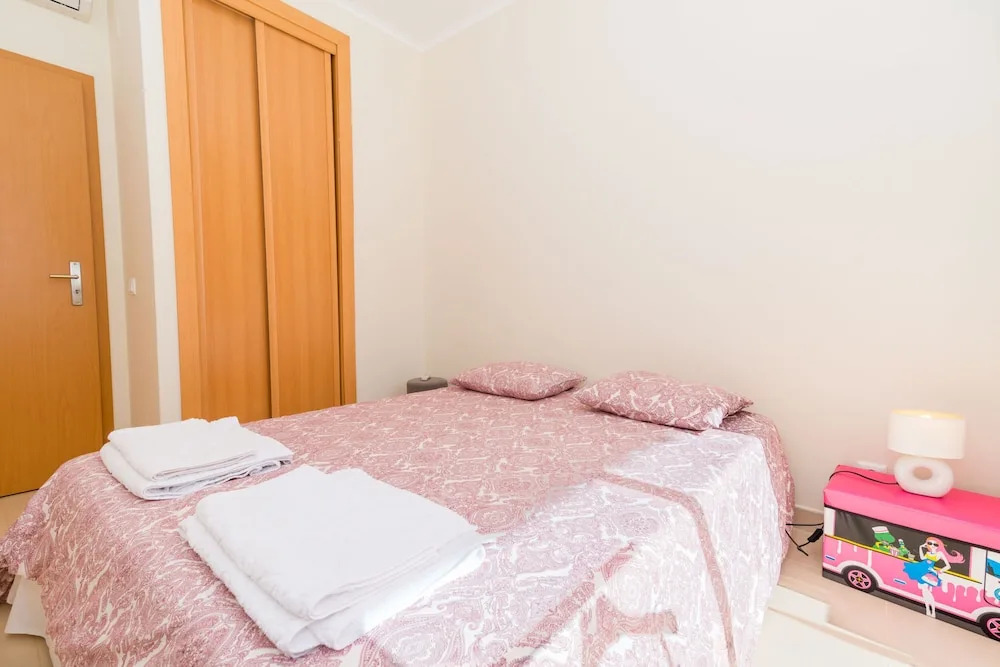 15min walk to Cabanas center, Pool, Wifi, Bbq and air-conditioning