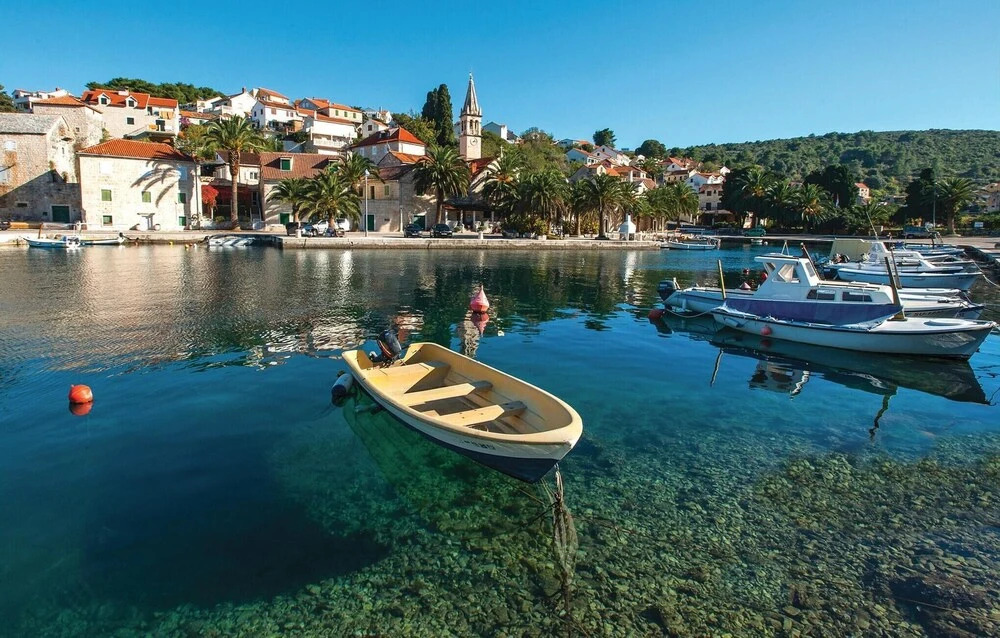 Amazing Apartment in Splitska With 3 Bedrooms and Wifi
