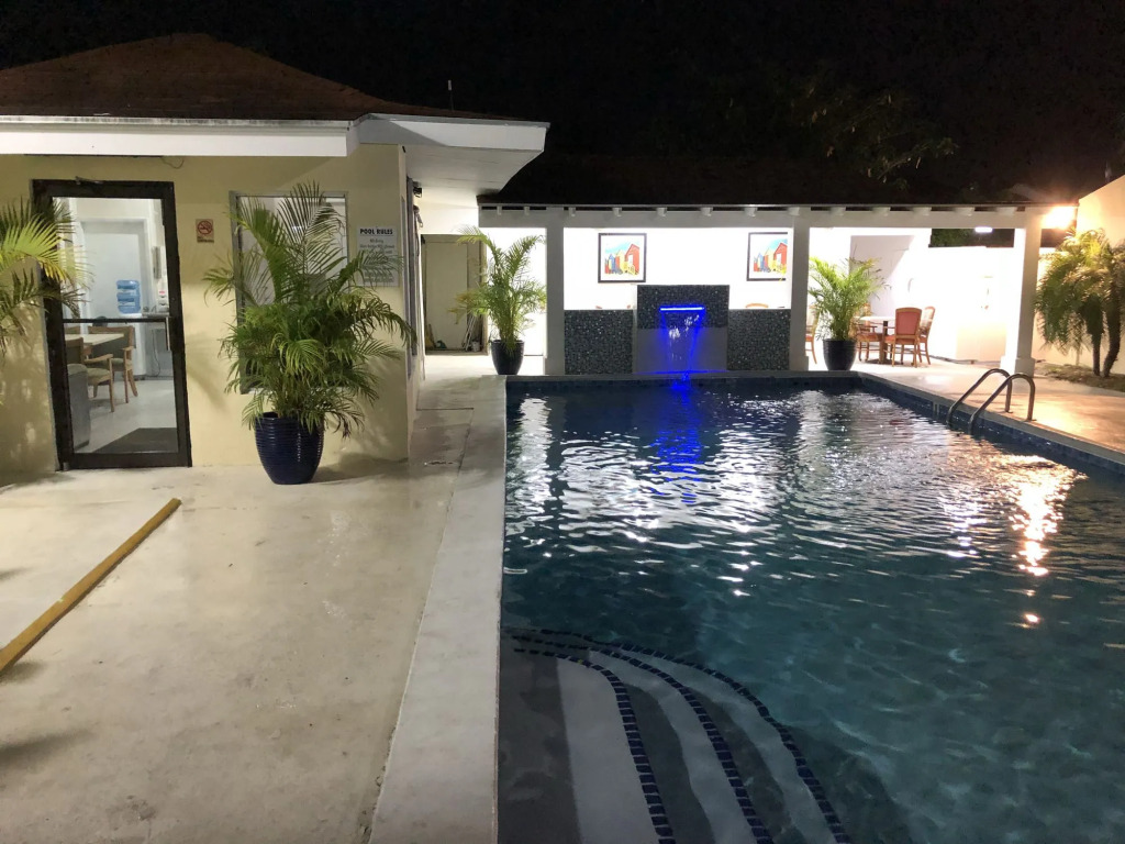 Colony Club Inn & Suites